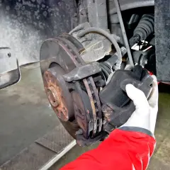 Wymiana klocków hamulcowych DIY: Bezpieczny poradnik krok po kroku