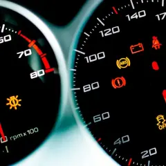 Migoczą światła? To mogą być objawy uszkodzonego regulatora napięcia