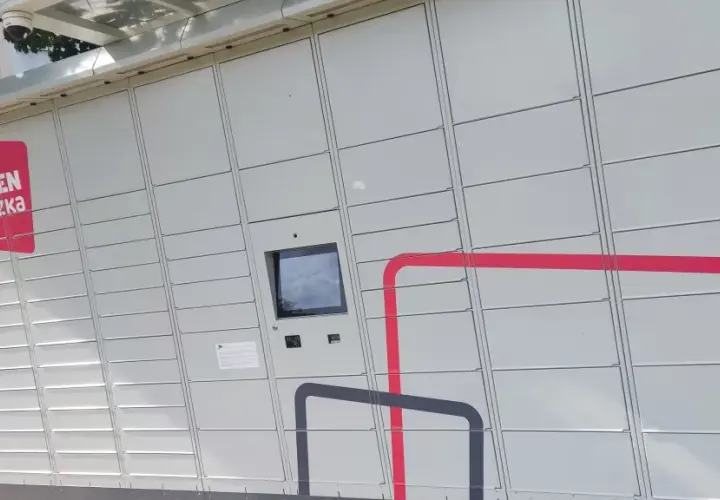 Automat paczkowy ORLEN Paczka z logo marki i ekranem dotykowym.